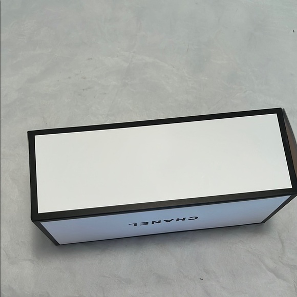 CHANEL Monochrome Storage Box - Picture 3 of 8